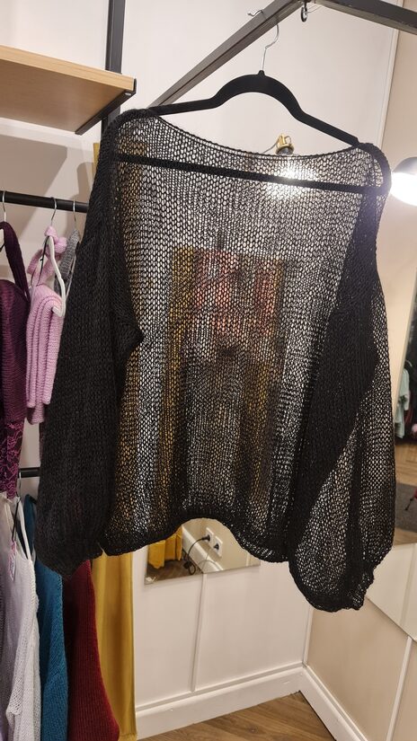 Melns mohēras džemperis.