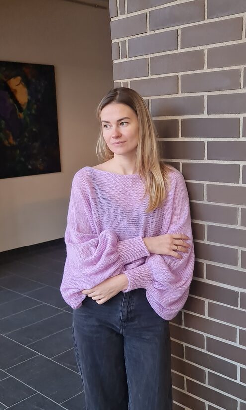 Violetrozā džemperis ar platām piedurknēm