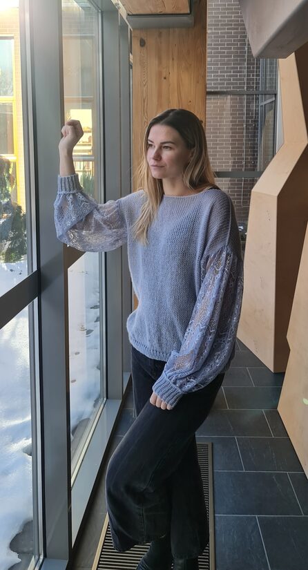 Gaiši pelēks džemperis ar mežģīņu piedurknēm