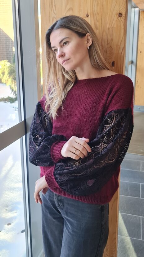 Bordo toņa džemperis ar mežģīņu piedurknēm