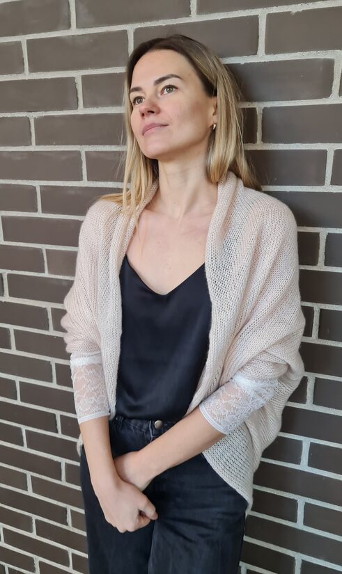 Šampaniešu toņa apaļjaka ar mežğīņu piedurknēm