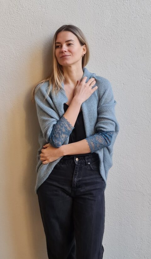 Apaļjaka ar mežğīņu piedurknēm