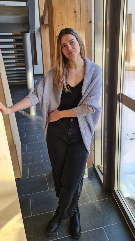 Gaiši pelēka apaļjaciņa ar mežģīņu piedurknēm