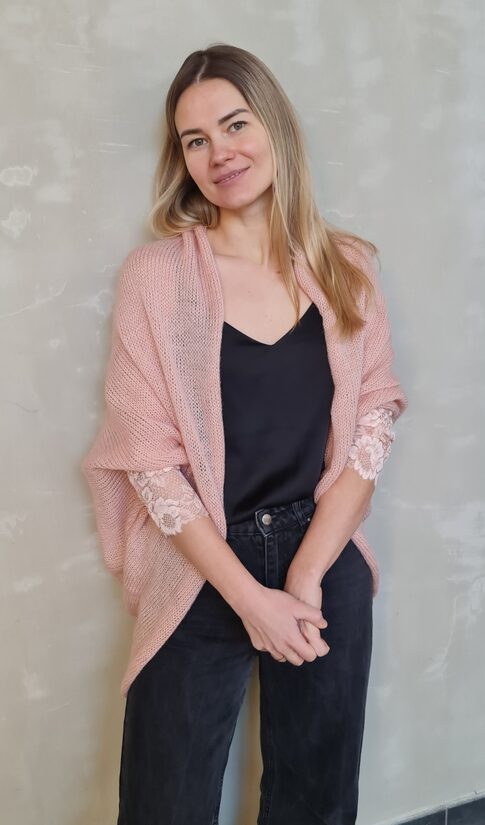 Maigi rozā apaļjaka ar mežģīņu piedurknēm