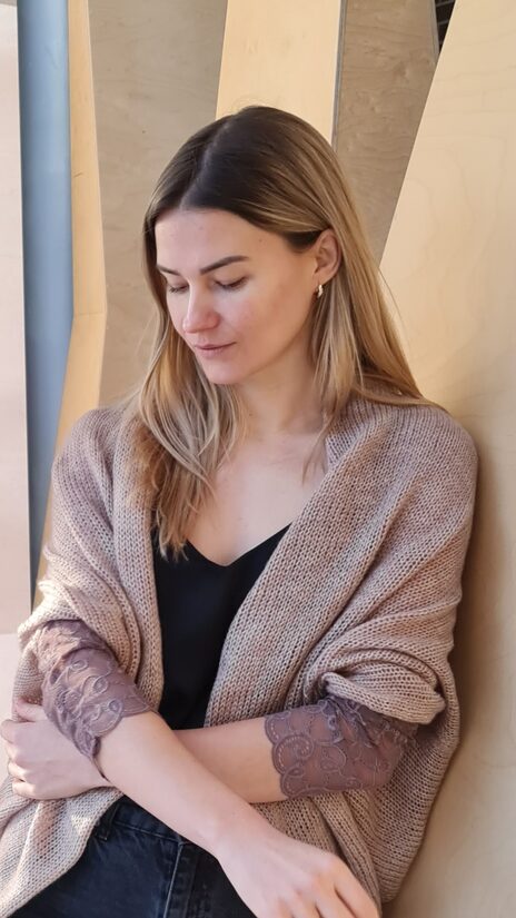 Kapučīno toņa apaļjaciņa ar mežģīņu piedurknēm