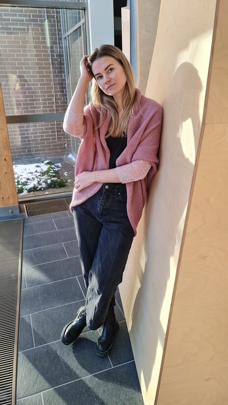 Tumši rozā apaļjaka ar mežģīņu piedurknēm. 