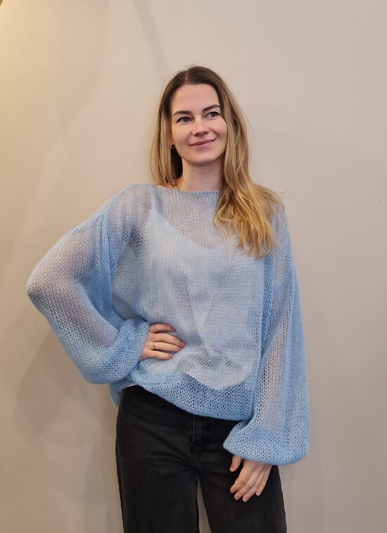 Gaiši zils mohēras džemperis