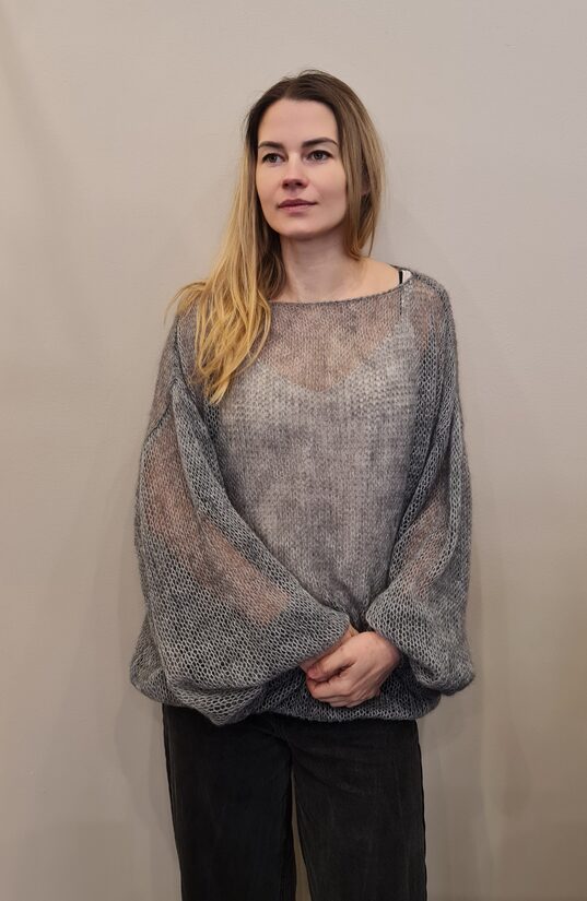 Dūmakaini pelēks mohēras džemperis.