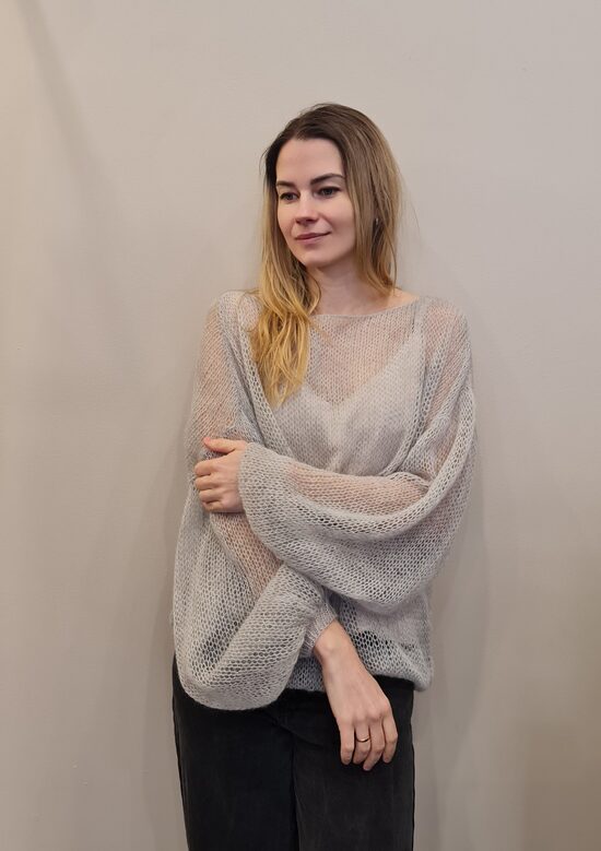 Pelēks viegla adījuma džemperis