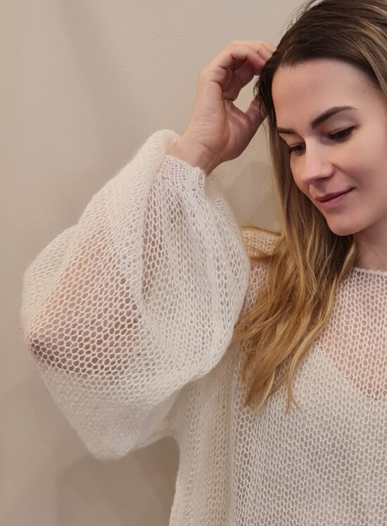 Balts mohēras džemperis.