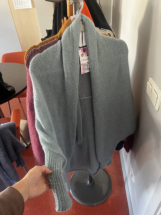 Gaiši zila apaļjaciņa
