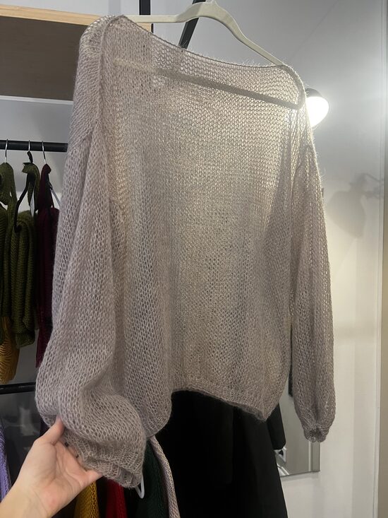 Kapučino toņa džemperis