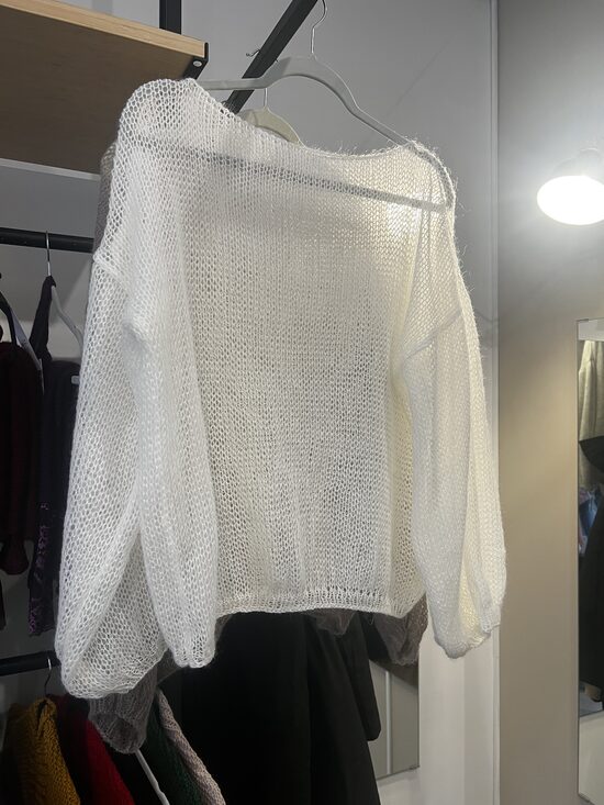 Balts plāna adījuma džemperis