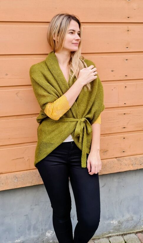 Olīvzaļa apaļjaka ar mežğīņu piedurknēm