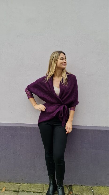 Tumši violeta apaļjaka ar mežğīņu piedurknēm