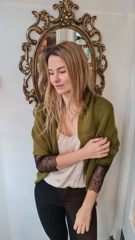 Olīvzaļa apaļjaka ar mežğīņu piedurknēm