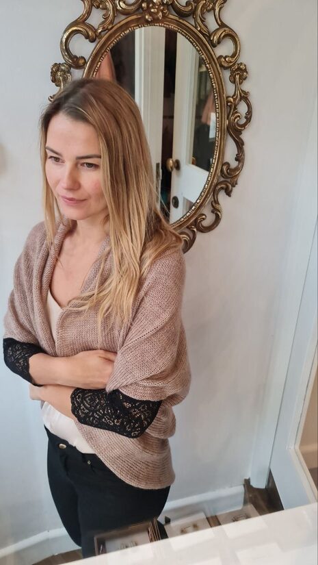 Kapučīno toņa apaļjaka ar mežğīņu piedurknēm