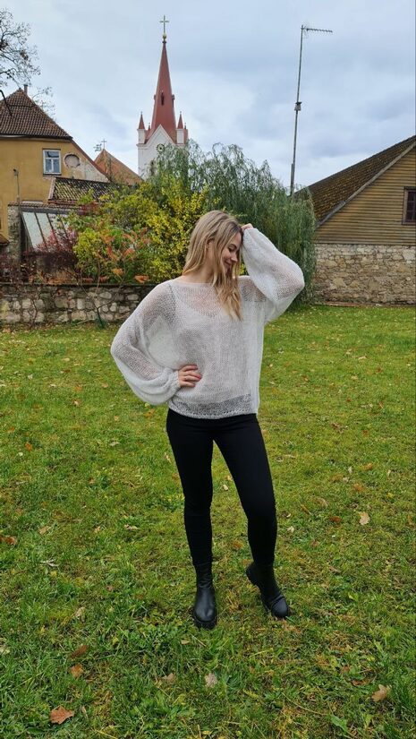 Gaiši pelēks viegla adījuma džemperis