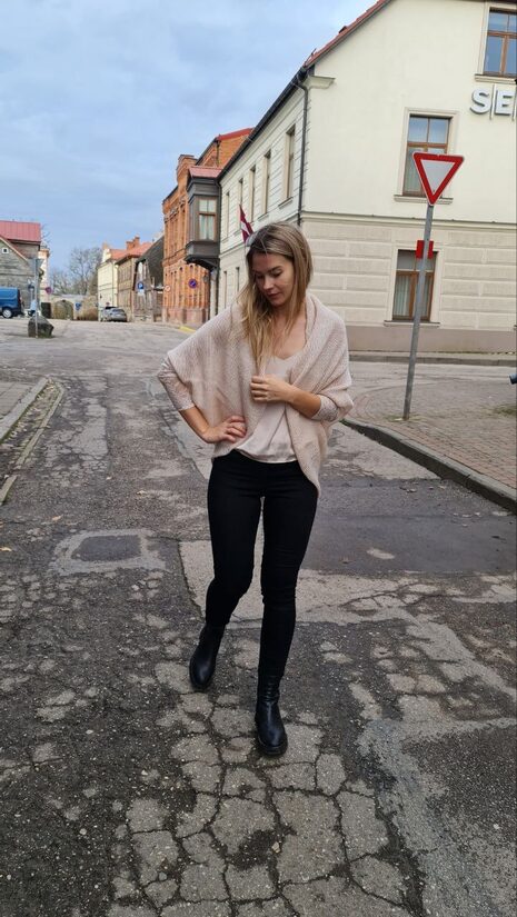 Šampaniešu toņa apaļjaka ar mežğīņu piedurknēm