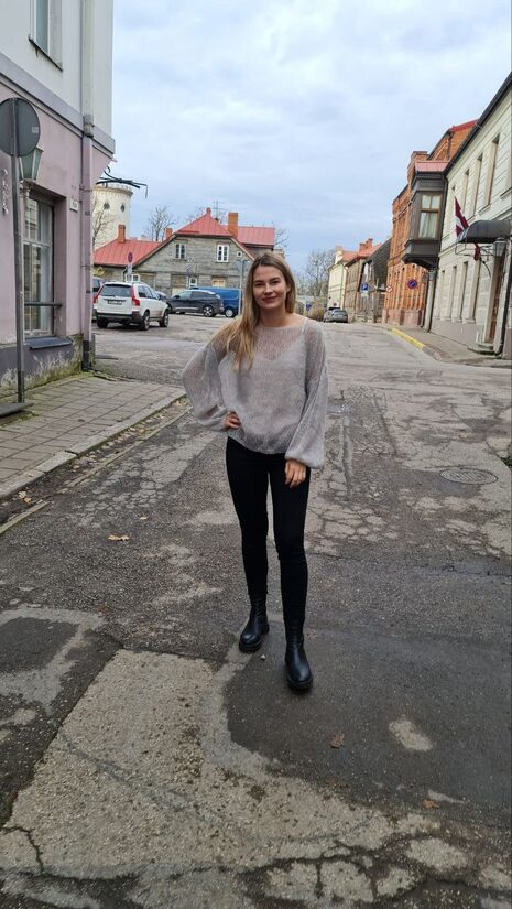 Pelēks viegla adījuma džemperis