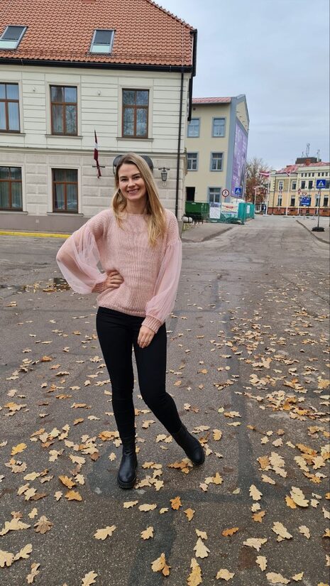 Maigi rozā džemperis ar tilla piedurknēm