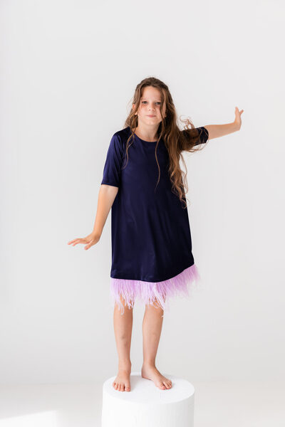 Tumši violeta kleita svētkiem ar spalvu volānu